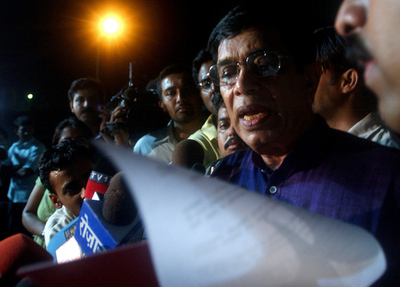 政府、教育機関入学枠の法案を訂正 - インド