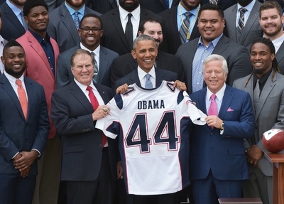 オバマ大統領、表敬訪問のペイトリオッツをからかう