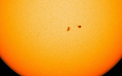 大型化する2つの黒点、NASA