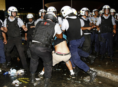 怒るブラジル国民、サッカー大会費用や政治腐敗に「イエローカード」