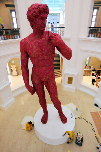 シンガポールの巨大ダビデ像、赤い柄模様で登場