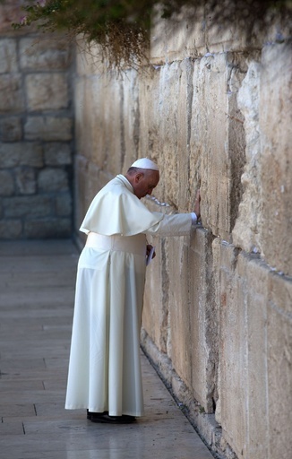 ローマ法王、「嘆きの壁」で祈り