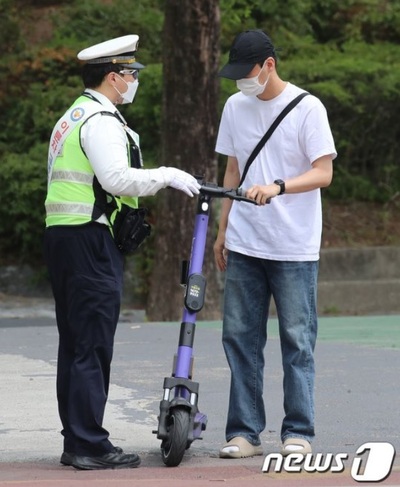 韓国で電動キックボード多発…若年層の「ノーヘル」多く