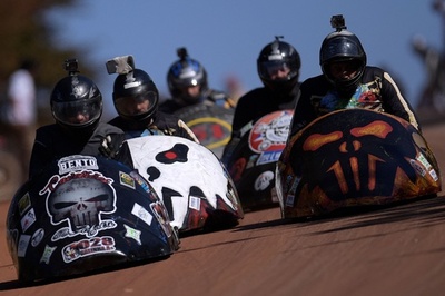 手作りカートで下り坂を疾走！ ブラジルでソープボックスのレース