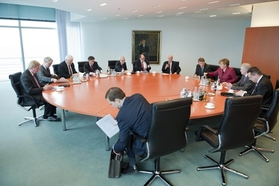 メルケル独首相、国内原発の稼働延長を凍結 福島原発事故を受け