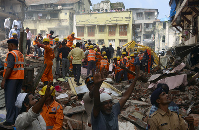 インドで4階建ての建物が倒壊 7人死亡、30人が下敷きのおそれ