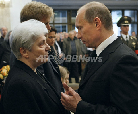 露作家ソルジェニーツィン氏の葬儀、プーチン首相ら数百人が別れ 写真11枚 ファッション ニュースならMODE PRESS powered by