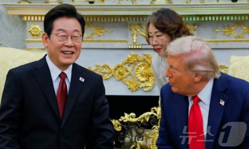 2025年8月25日（現地時間）、ホワイトハウスで開かれたイ・ジェミョン大統領とトランプ大統領の首脳会談で、トランプ氏の発言を韓国語に通訳するイ・ヨンヒャン米国務省通訳局長(c)news1