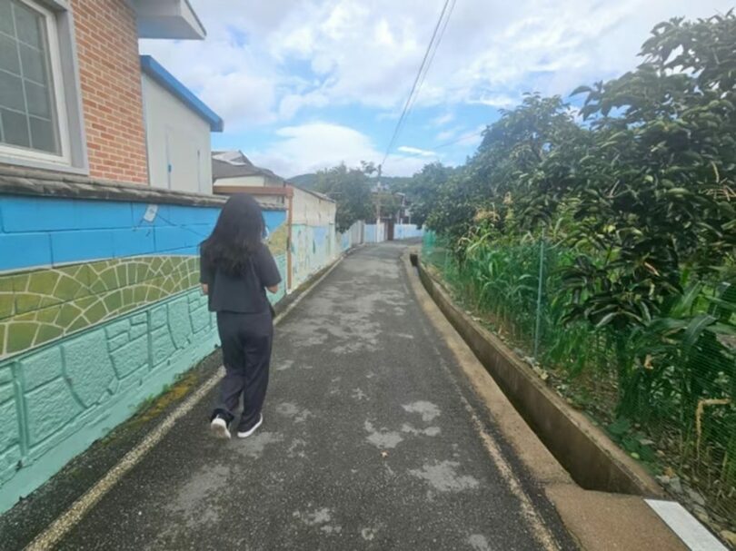 韓国慶尚北道のある村で、ケース管理をしている基礎精神健康福祉センターの職員。写真の住宅は、記事に登場する自殺未遂者とは関係のない場所(c)MONEYTODAY