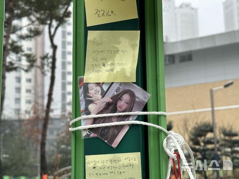 12日午後、事件が起きた小学校正門近くに掲げられた女児を追慕するポストイットとチャン・ウォニョンの写真(c)NEWSIS