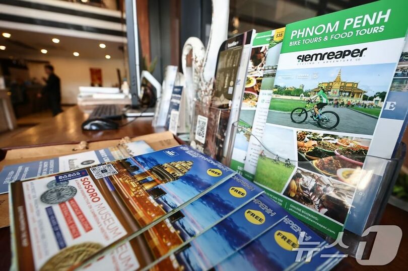 カンボジア・プノンペンの宿泊施設に備え付けられた観光案内冊子＝2025年10月16日、News1キム・ドウ記者撮影。