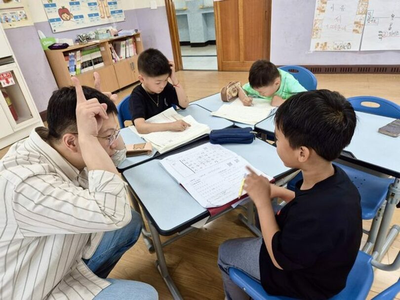 大邱市達城郡の小学校で、韓国語クラスの担任教師から授業を受ける移住背景のある児童生徒＝5月14日撮影(c)NEWSIS