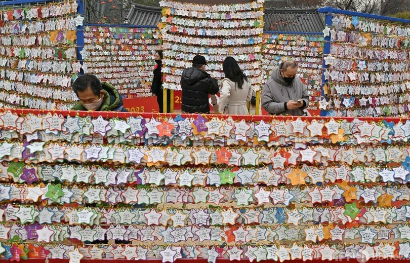 寺で新年の願掛け 韓国ソウル