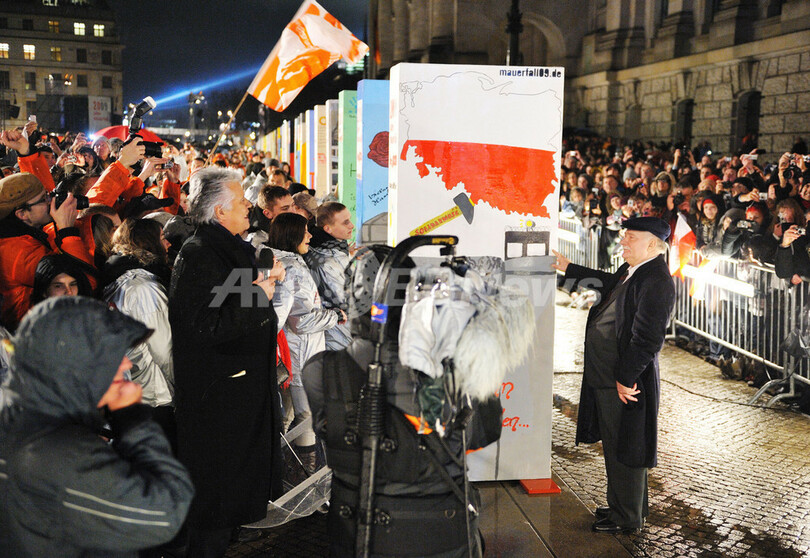 「ベルリンの壁」崩壊20年を祝う巨大ドミノ倒し