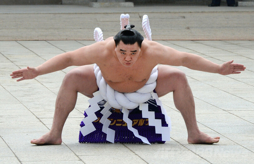 横綱・日馬富士らが新年恒例の奉納土俵入り