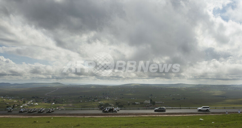 マンデラ元大統領の遺体、ふるさとの村に到着 15日に埋葬式