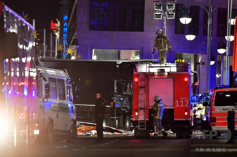 ベルリンXマス市にトラック突入、12人死亡48人負傷 テロの可能性