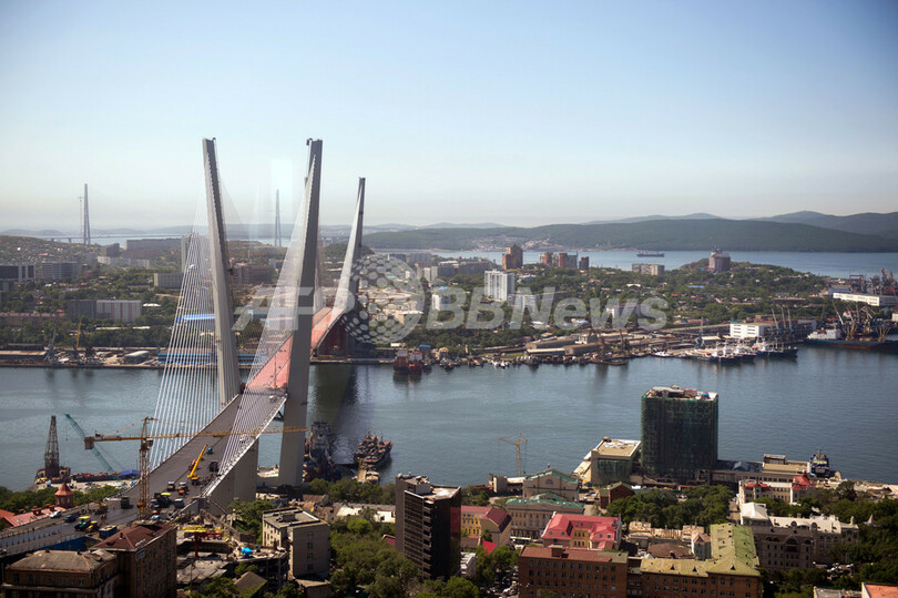 ロシア極東で世界最長の斜張橋が完成、APECサミット開催を前に