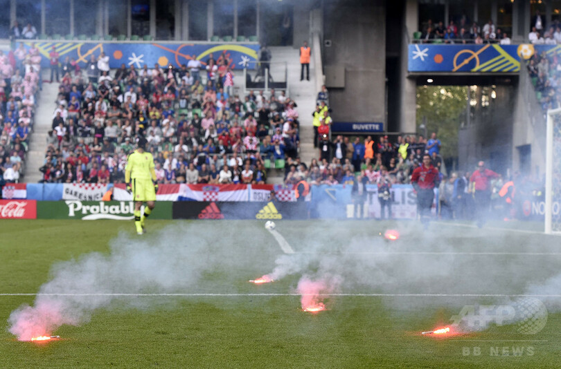 Uefa ファンが発煙筒を投げ入れたクロアチアに罰金10万円 写真1枚 国際ニュース Afpbb News