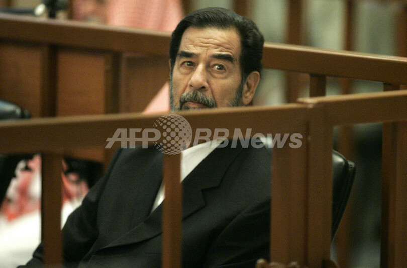 フセイン裁判再開、被告側証人の証言行われる - イラク