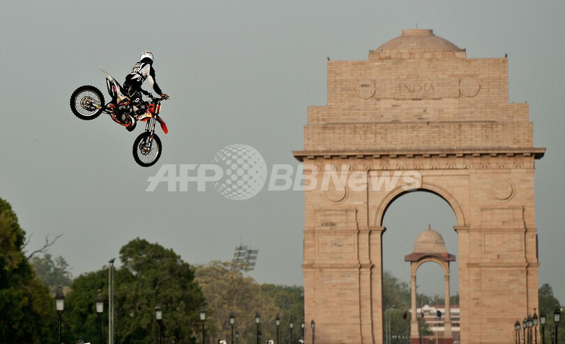 宙を舞うモトクロス、インドで「FMX」イベント