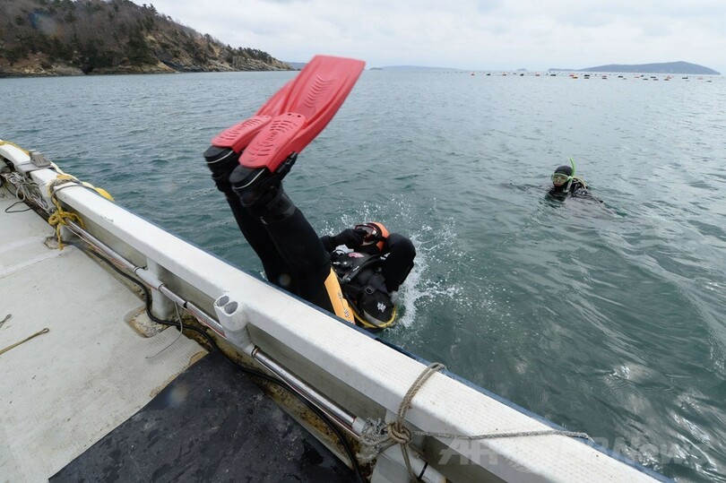 東日本大震災から3年、ダイバーになって妻を捜す男性
