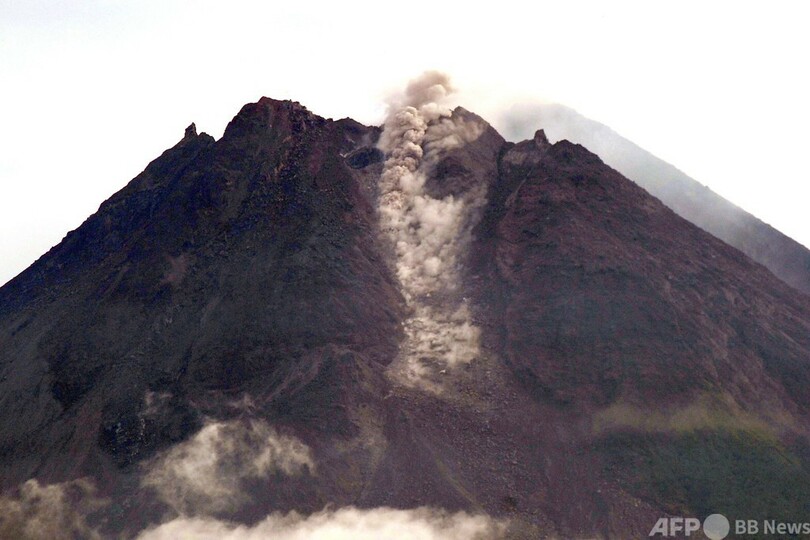 ムラピ山が岩石噴出 インドネシアで最も活発な火山