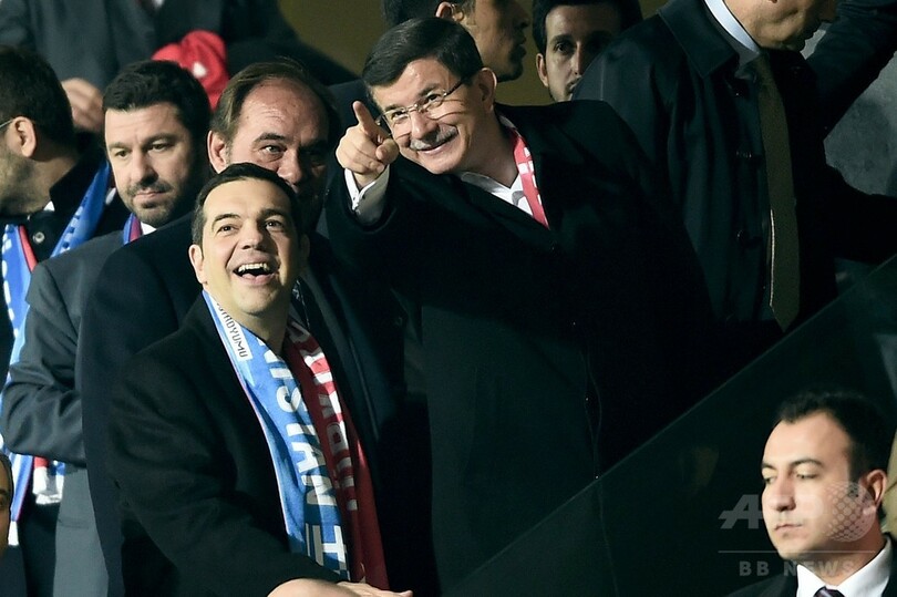 トルコのサポーター、連続襲撃事件の犠牲者への黙とうで「神は偉大なり」