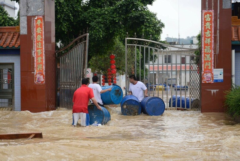 中国南部・広東省で洪水、冠水して水深1～3メートルに