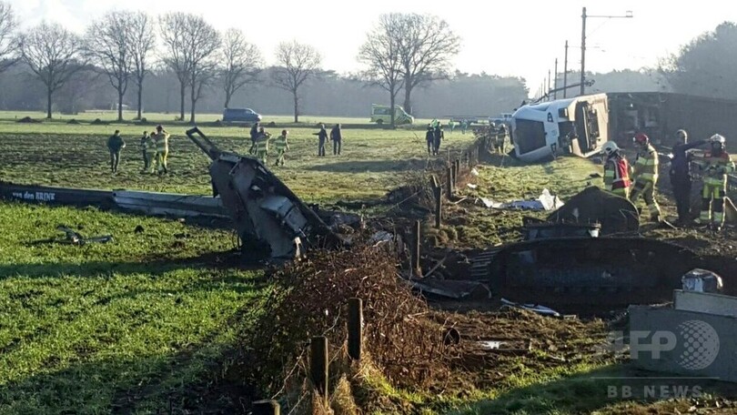 オランダで列車脱線、1人死亡 クレーンと衝突後