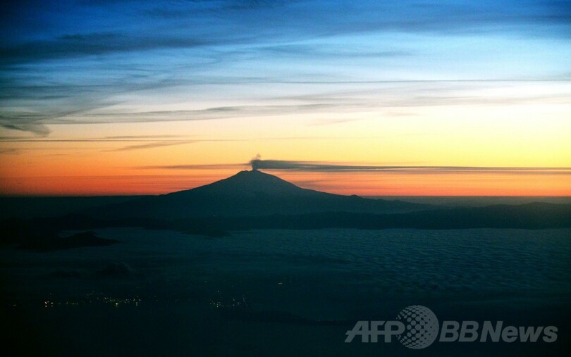 エトナ山の噴煙、上空にたなびく イタリア
