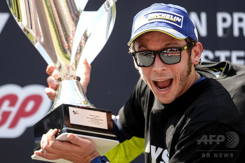 ロッシがカタルーニャGPで優勝、故サロム選手に勝利をささげる