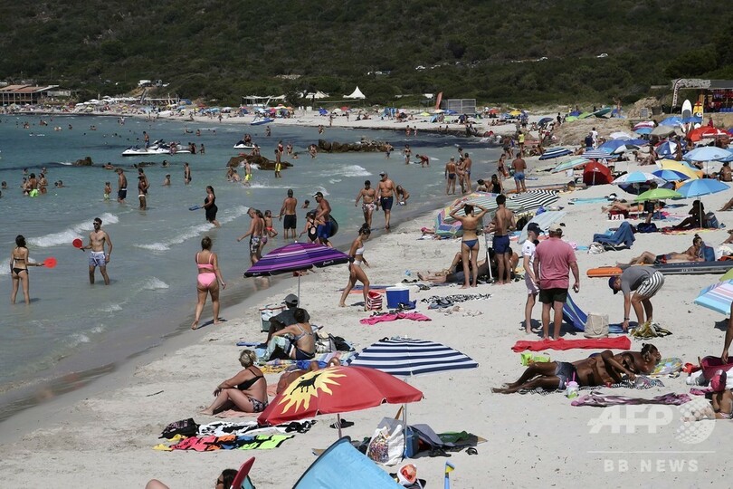 仏内相、トップレス日光浴の「貴重な」権利を擁護