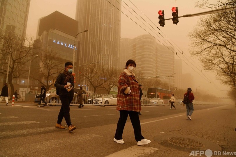 「まるで世界の終わり」 黄砂に覆われる北京