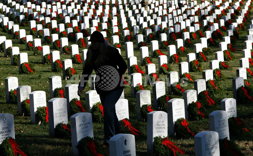 戦死者にクリスマス・リースを、米アーリントン国立墓地