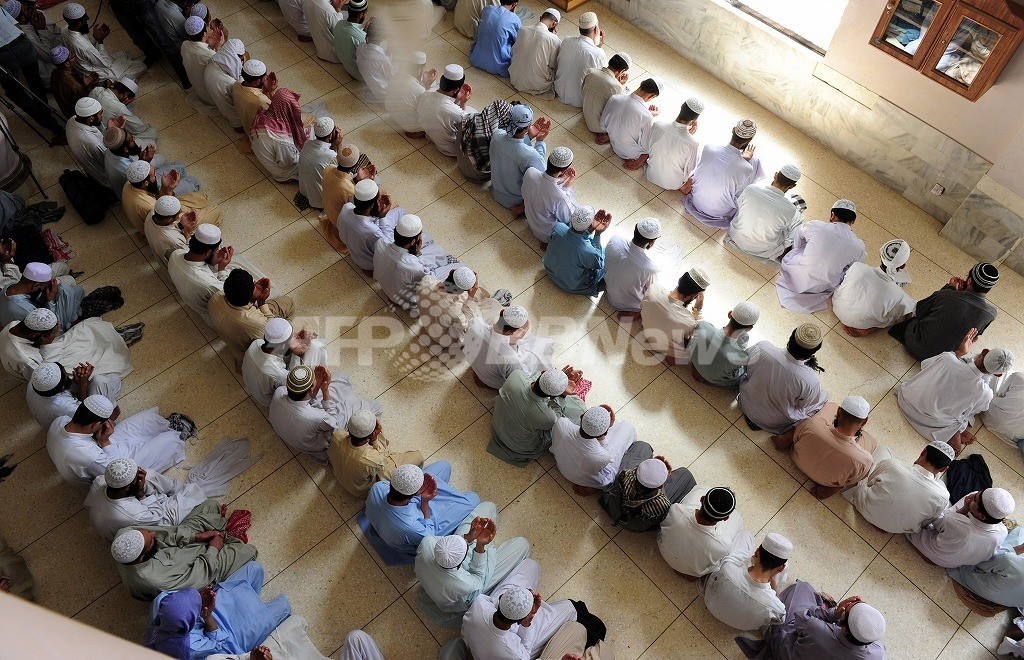 パキスタン警察、神学校地下から生徒45人を救出 パキスタン警察、神学校地下から生徒45人を救出
