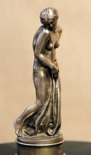 作者不詳の銀の女性像、「愛人モデルのロダン作品」と仏鑑定家 写真2枚