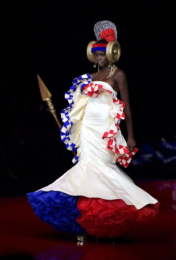 フラメンコの本場セビリアでファッション展示会 写真48枚 国際ニュース