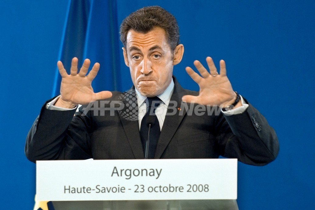 小男サルコジ大統領、CO2排出量は一般人の1000倍 小男サルコジ大統領、CO2排出量は一般人の1000倍