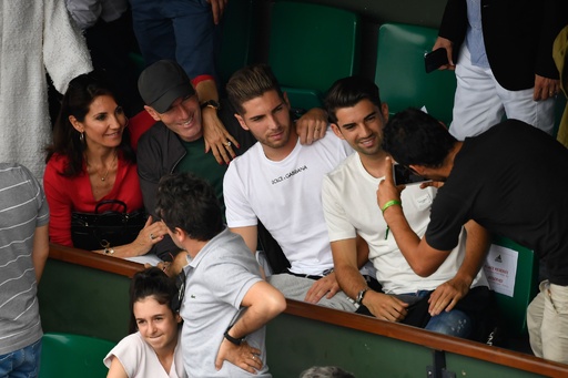 元フランス代表ジダン氏、家族と一緒に全仏男子シングルス決勝を 元フランス代表ジダン氏、家族と一緒に全仏男子シングルス決勝を