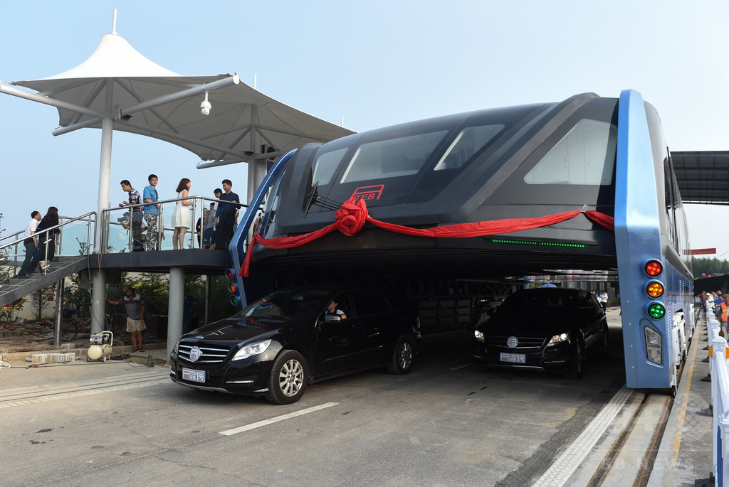 中国の「車をまたぐバス」、出資企業を捜査 違法な資金調達か 中国の「車をまたぐバス」、出資企業を捜査 違法な資金調達か