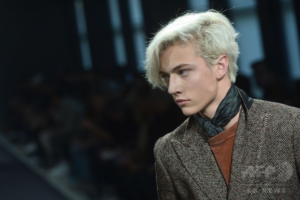 コーデュロイ素材で快適さを追求、「ボッテガ・ヴェネタ」15/16年秋冬メンズ