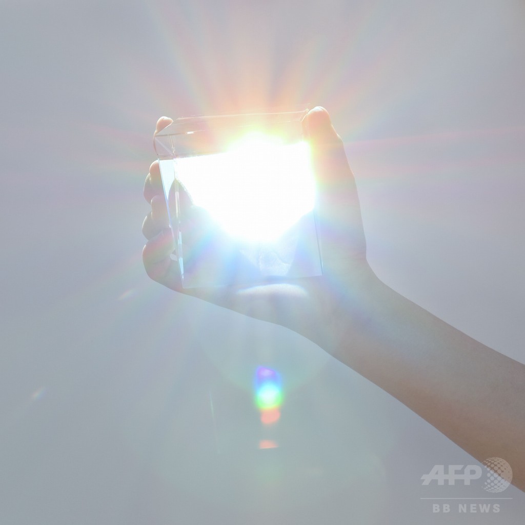 「吉岡徳仁 スペクトル ー プリズムから放たれる虹の光線」展開催、プリズムによる神秘的な光を体感
