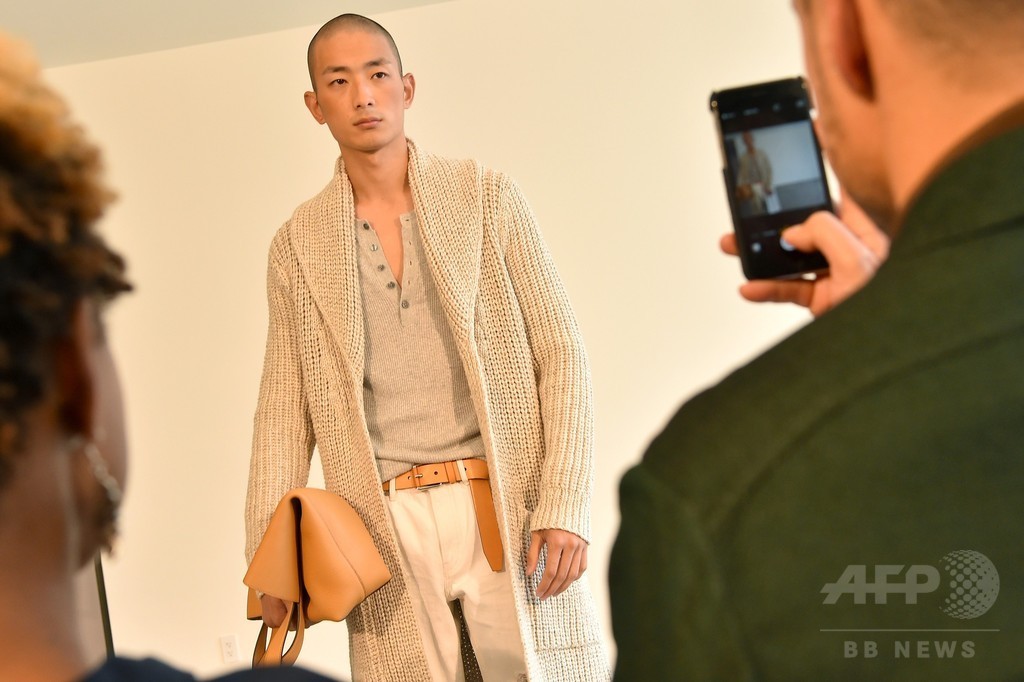 バカンスで楽しむ洗練された着こなし、「マイケル・コース」16年春夏メンズ