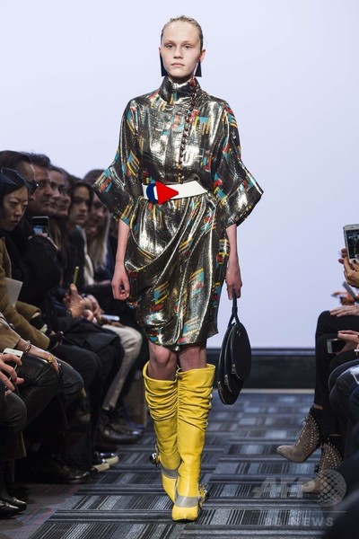 大胆な色使いと80年代風のビッグシルエット、「J.W.アンダーソン」15/16年秋冬