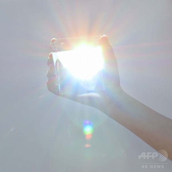 「吉岡徳仁 スペクトル ー プリズムから放たれる虹の光線」展開催、プリズムによる神秘的な光を体感