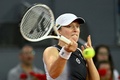 テニス、マドリード・オープン、女子シングルス2回戦。リターンを打つイガ・シフィオンテク（2023年4月28日撮影）。(c)OSCAR DEL POZO / AFP