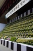 韓国・安山（Ansan）市の体育館に設置された旅客船セウォル（Sewol）号の犠牲者を追悼する献花台（2014年4月23日撮影）。(c)AFP/KIM DOO-HO