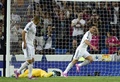 サッカー欧州チャンピオンズリーグ2014-15（UEFA Champions League 2014-15）グループB第1節、レアル・マドリード（Real Madrid）対FCバーゼル（FC Basel）。得点を決め喜ぶレアル・マドリードのハメス・ロドリゲス（James Rodriguez、右、2014年9月16日撮影）。(c)AFP/PIERRE-PHILIPPE MARCOU