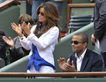 全仏オープンテニス2009（%%French Open 2009%%）男子シングルス決勝。大会第2シードのロジャー・フェデラー（%%Roger Federer%%、スイス）は、大会第23シードのロビン・ソデルリング（%%Robin Soderling%%、スウェーデン）と対戦。フェデラーは6-1、7-6、6-4で全仏初優勝を果たし、ピート・サンプラス（%%Pete Sampras%%、米国）氏の持つグランドスラム最多優勝記録（14勝）に並ぶと同時に、史上6人目の生涯グランドスラム（4大大会全制覇）を達成した。写真は試合を観戦する米女優のエヴァ・ロンゴリア（%%Eva Longoria%%、左）と夫でNBAサンアントニオ・スパーズ（%%San Antonio Spurs%%）でプレーするトニー・パーカー（%%Tony Parker%%、右）。（2009年6月7日撮影）(c)AFP/BERTRAND GUAY